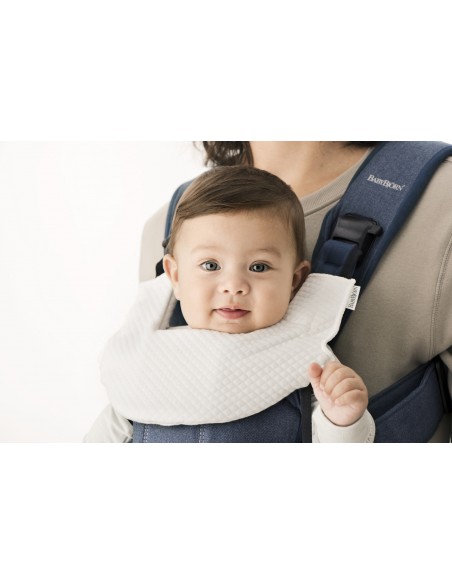 BABYBJORN - śliniaczek do nosidełka ergonomicznego BABYBJORN One, biały Nosidełka
