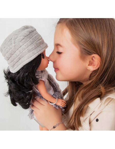 Munecas Arias lalka Dunya 38 cm – szaro-biały strój Lalki