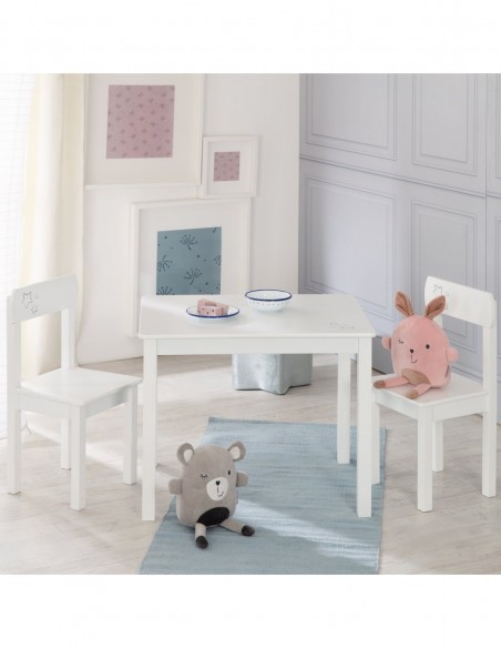 roba stół i dwa krzesła W domu