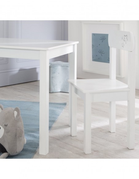 roba stół i dwa krzesła W domu