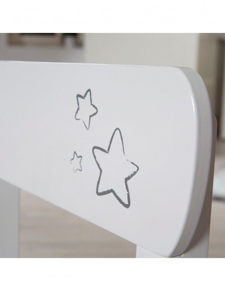 roba stół i dwa krzesła W domu