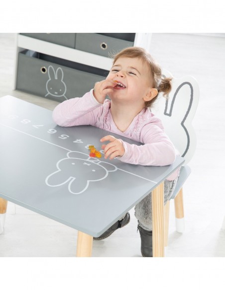 roba stół i dwa krzesła W domu