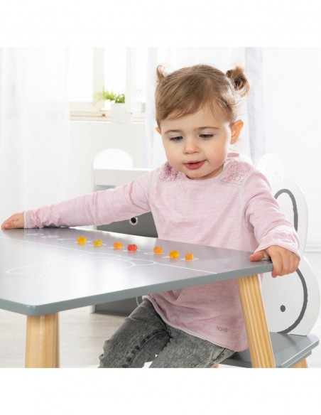 roba stół i dwa krzesła W domu