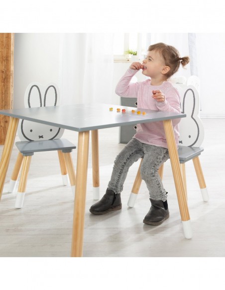 roba stół i dwa krzesła W domu