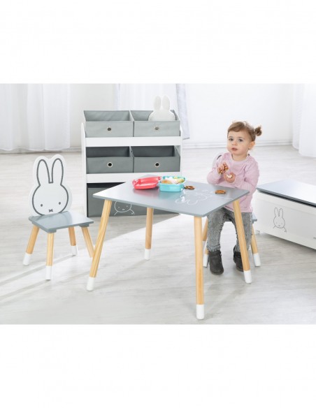 roba stół i dwa krzesła W domu