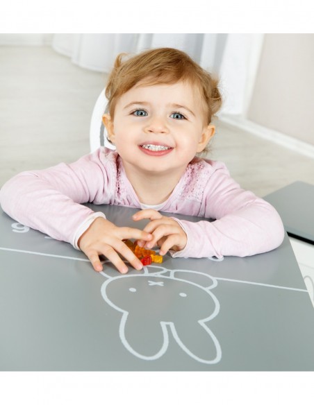 roba stół i dwa krzesła W domu