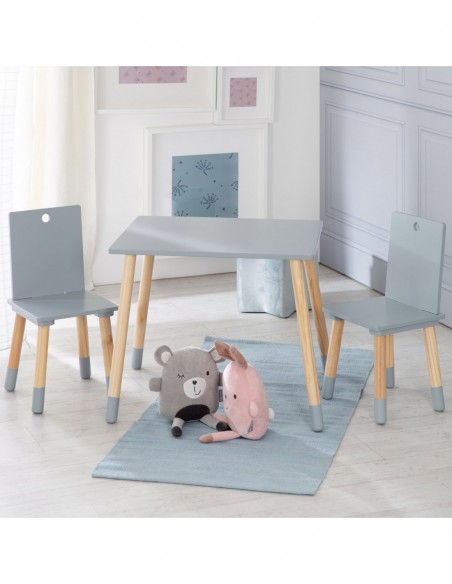 roba stół i dwa krzesła W domu