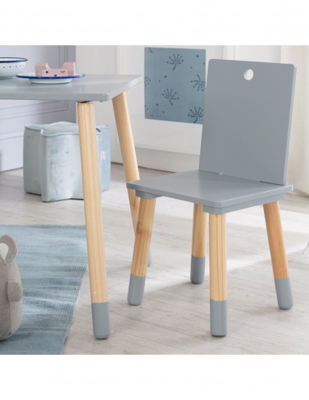 roba stół i dwa krzesła W domu