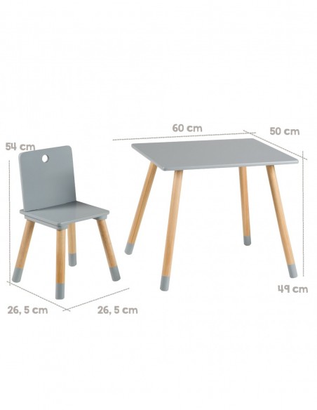 roba stół i dwa krzesła W domu