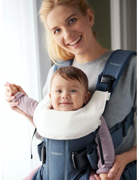 BABYBJORN - śliniaczek do nosidełka ergonomicznego BABYBJORN One, biały Nosidełka