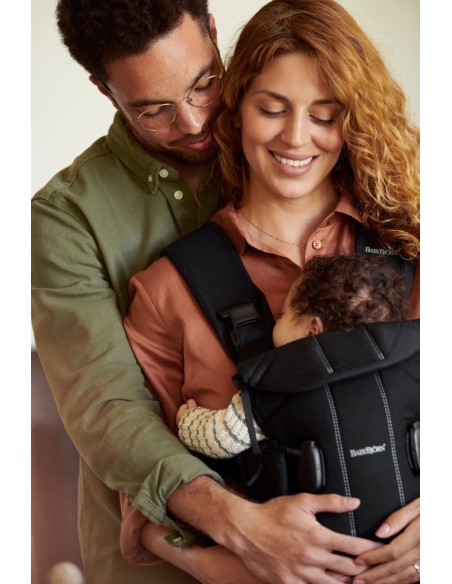 BABYBJORN ONE - nosidełko, Czarny + śliniaczek do nosidełka ergonomicznego One Nosidełka