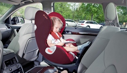 Jak długo dziecko powinno jeździć w foteliku tyłem do kierunku jazdy.
